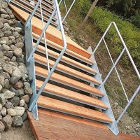 Stahltreppe mit Holzbeplankung